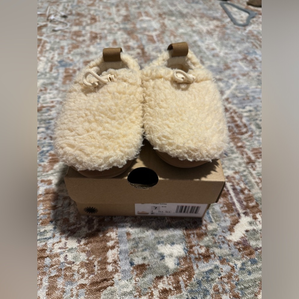 EUC UGG toddler size 7 slippers
